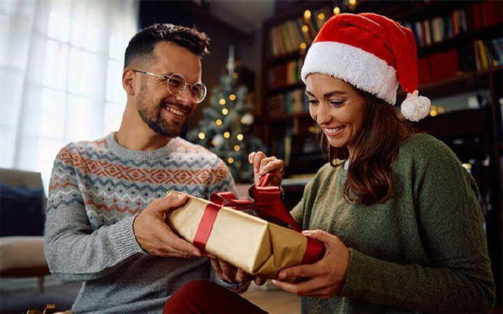 mann frau geschenke auspacken weihnachten 800x500
